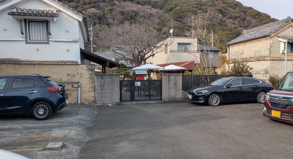 店舗から少し離れた場所にある専用駐車場。