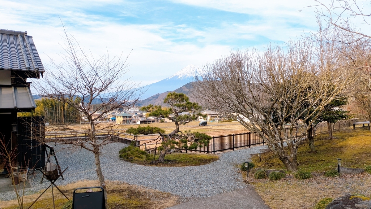 お店の外からも、富士山が美しく見えます。