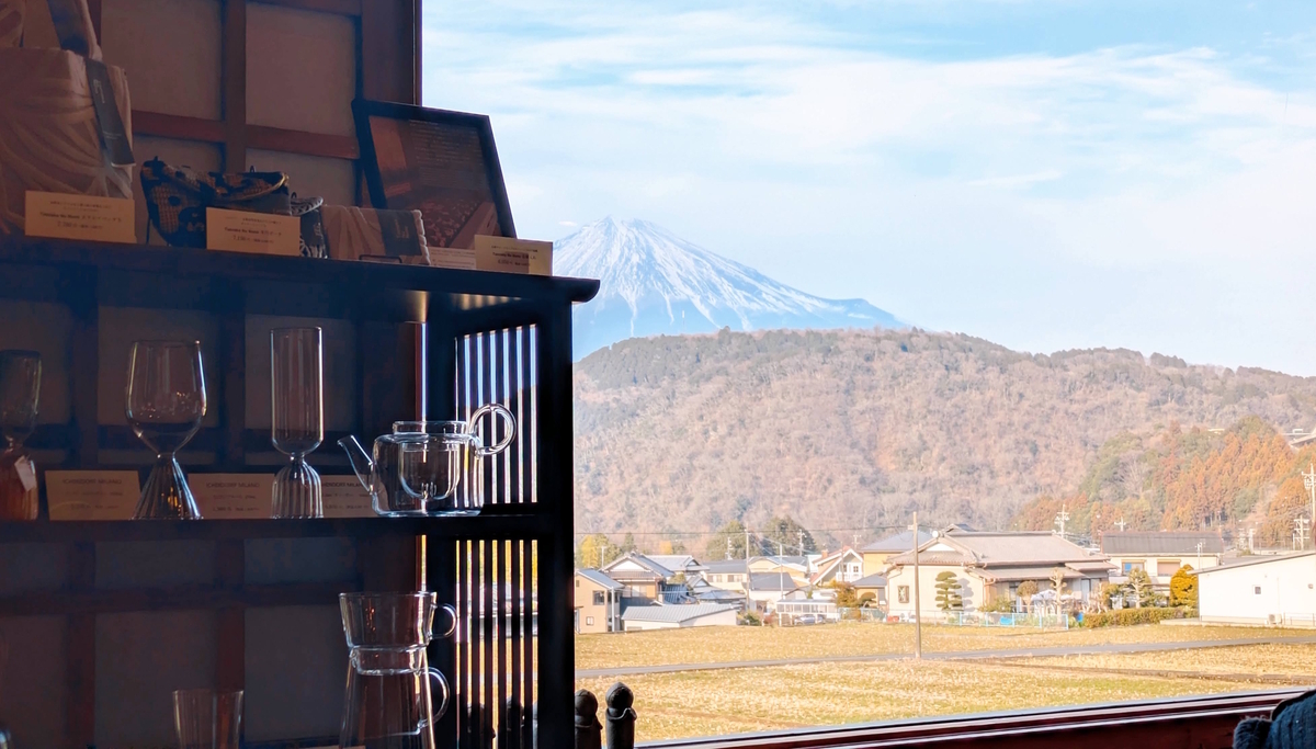 店内の窓越しに見える、雪化粧の富士山。 この景色を眺めながら過ごす時間が、無上帑さんの大きな魅力です🗻