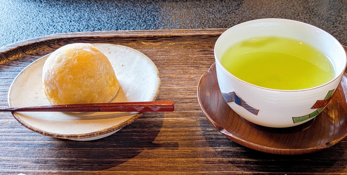 季節限定の栗大福と緑茶のセット。 もちもちのお餅と、まるごと一粒の栗が贅沢な一品です🌰