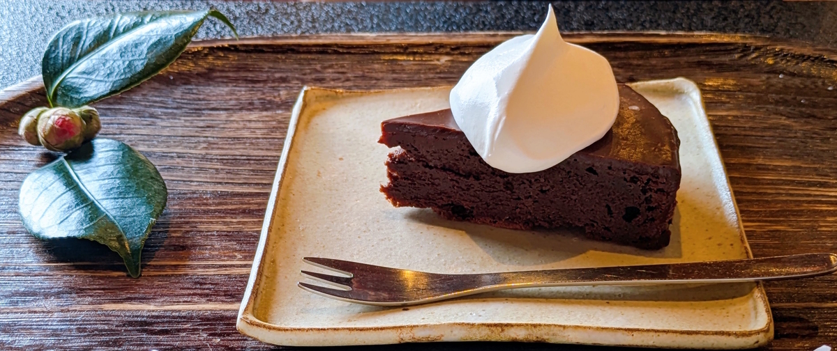 甘さ控えめでしっとり濃厚なガトーショコラ。 上品なクリームとの相性も抜群でした🍫