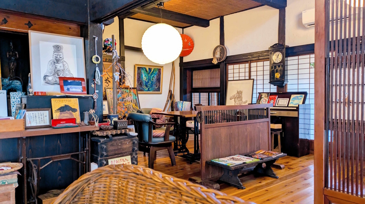 カウンター3席、テーブル3席の落ち着いた空間。 店主おひとりで営む、静かな大人の隠れ家喫茶。