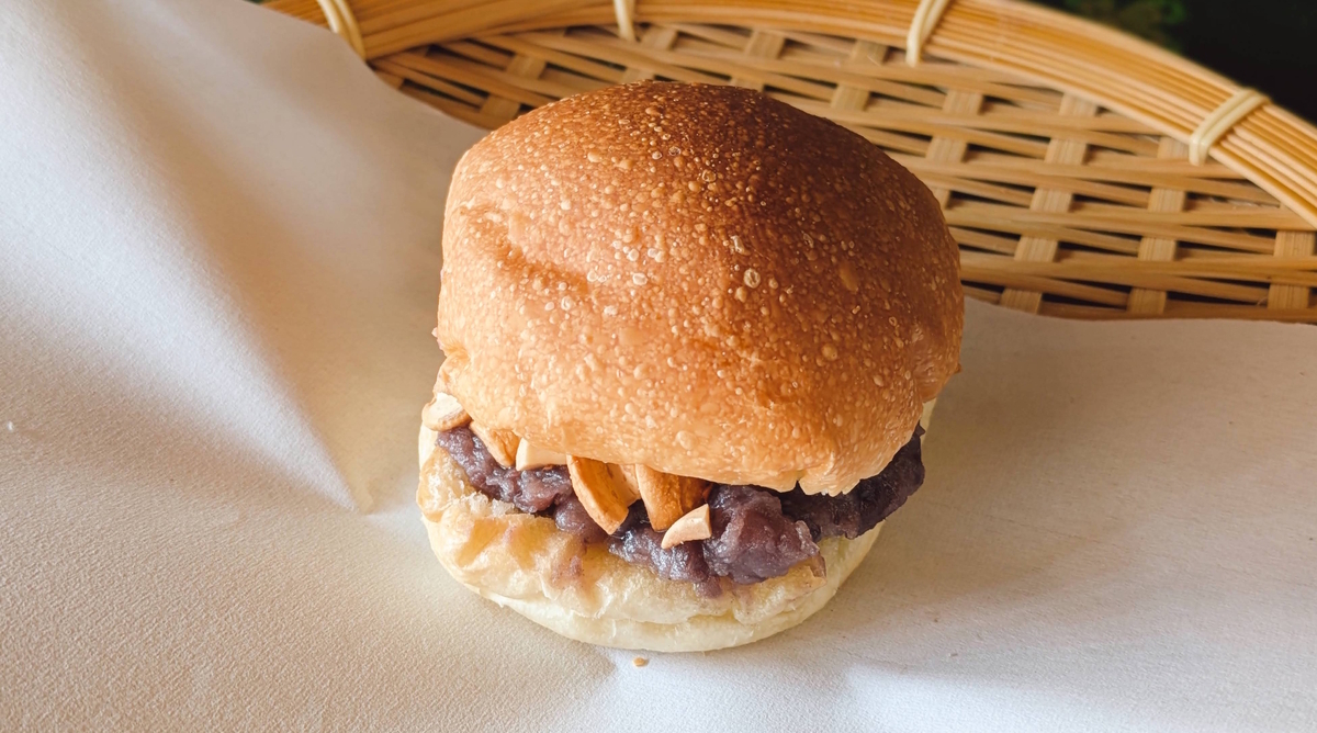 外はカリッと、中はふんわり。 塩気の効いたバターと粒あん、カシューナッツの食感が楽しい油屋の「あんバターサンド」。