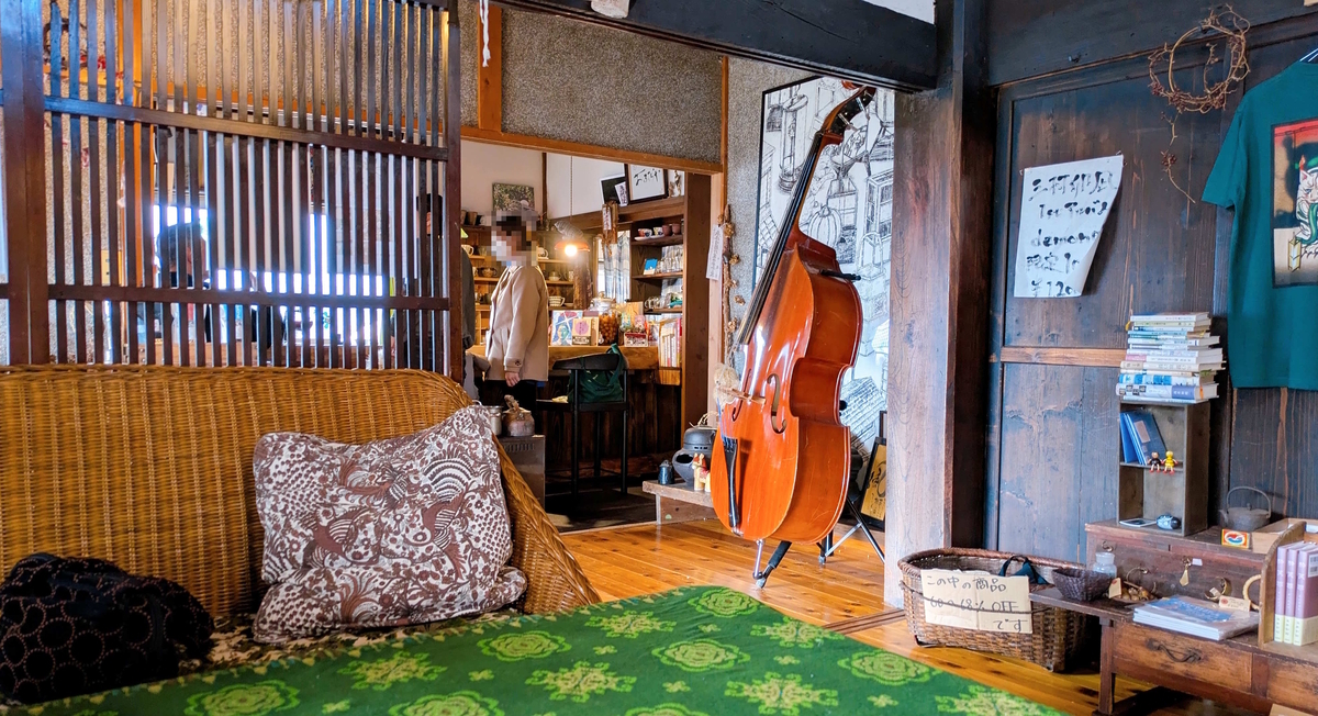 明治41年築の古民家を活かした店内。 梁や障子、古時計が並ぶ空間は、まるで時が止まったかのよう。