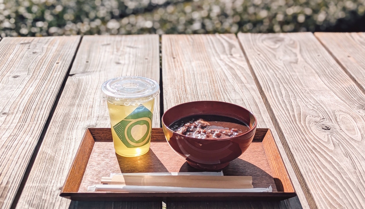 今回いただいたお汁粉と龍神茶健（ICE）。茶畑を眺めながら味わう時間は格別でした。