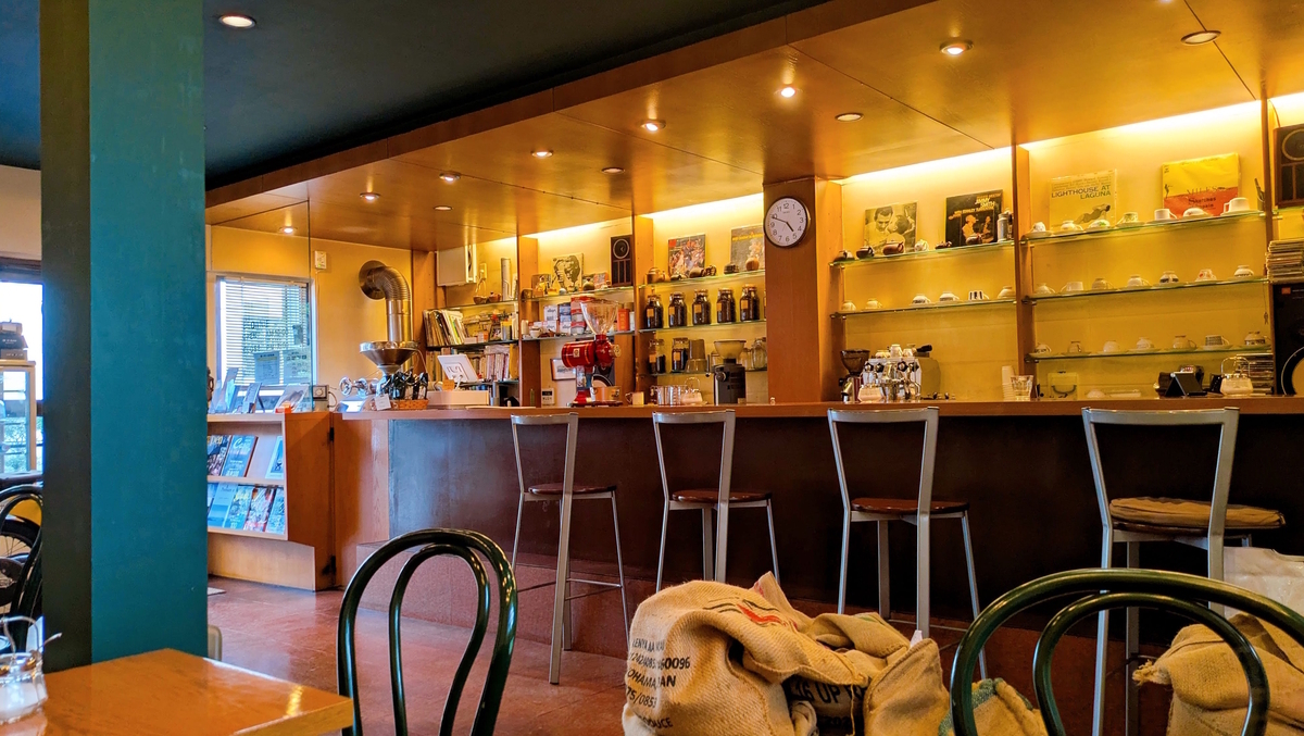 店内はカウンター中心の落ち着いた空間。JAZZが流れ、静かに過ごしやすい雰囲気でした。
