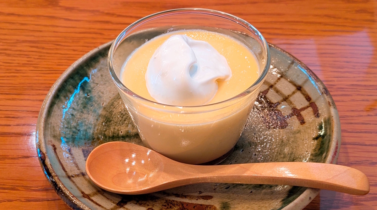 とろける食感のプリン。やわらかな口あたりで、上にのったクリームとの相性も良かったです。