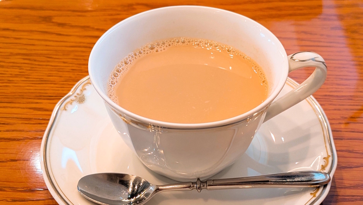 Hotのカフェオレ（550円）。やさしいミルク感で、飲みやすい一杯でした。