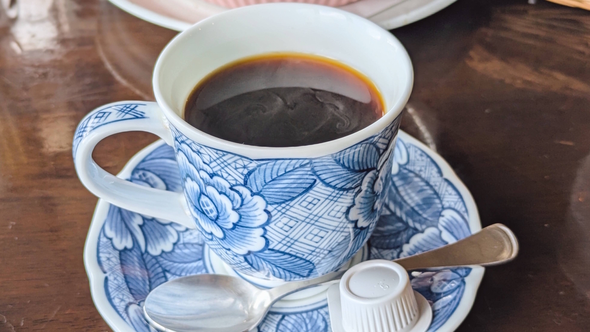 レトロな器が映える「45年ブレンドコーヒー」