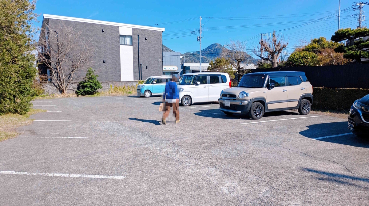 広々としていて10台以上停められます。