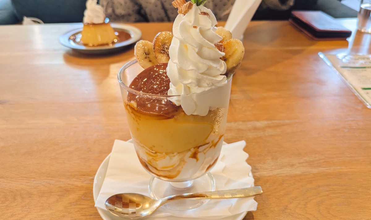 自家製プリン入りで7層の贅沢ボリュームパフェ