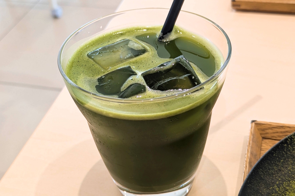 深い緑色が鮮やかで、見た目から抹茶感たっぷり