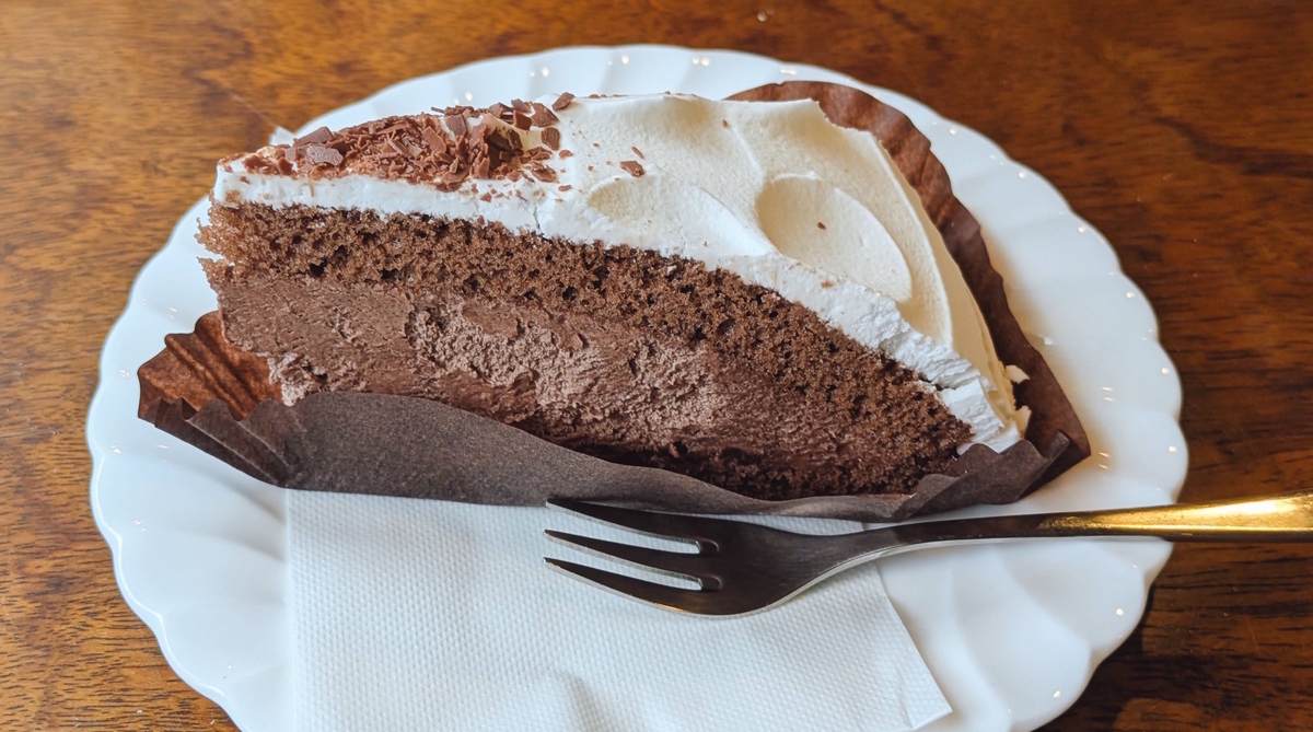  ケーキセットのチョコレートケーキ。ムース層＋スポンジ＋生クリームのボリュームある一皿
