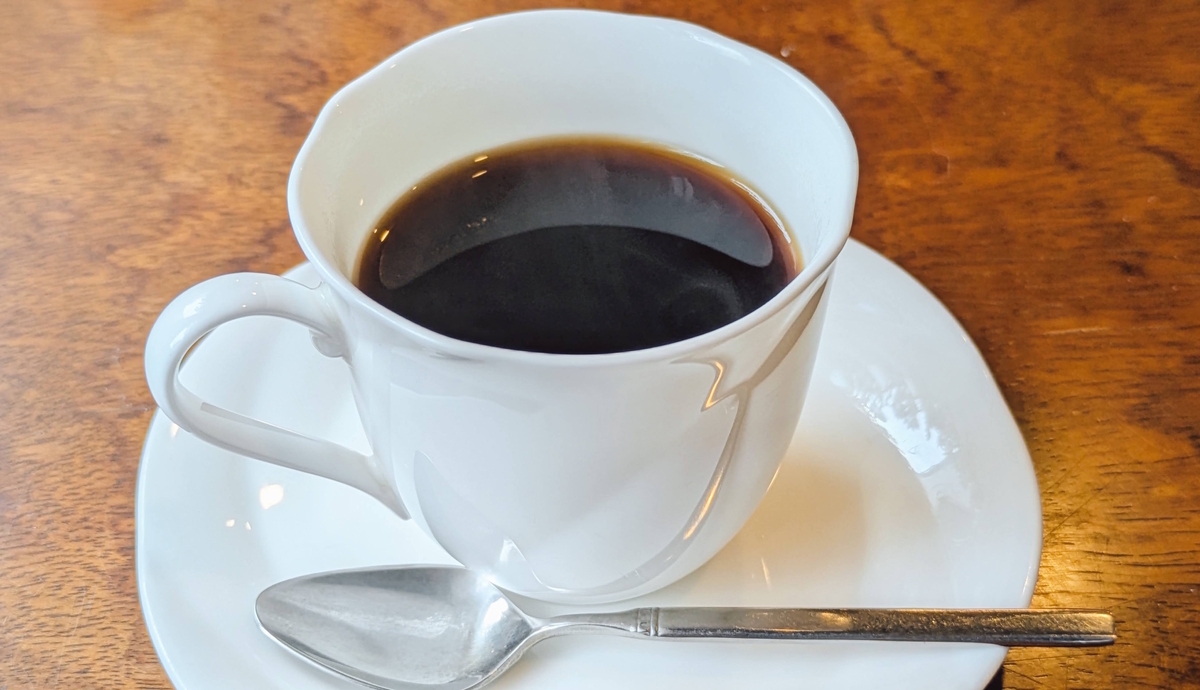 ブレンドコーヒー500円。白いカップにすっきりとした味わい
