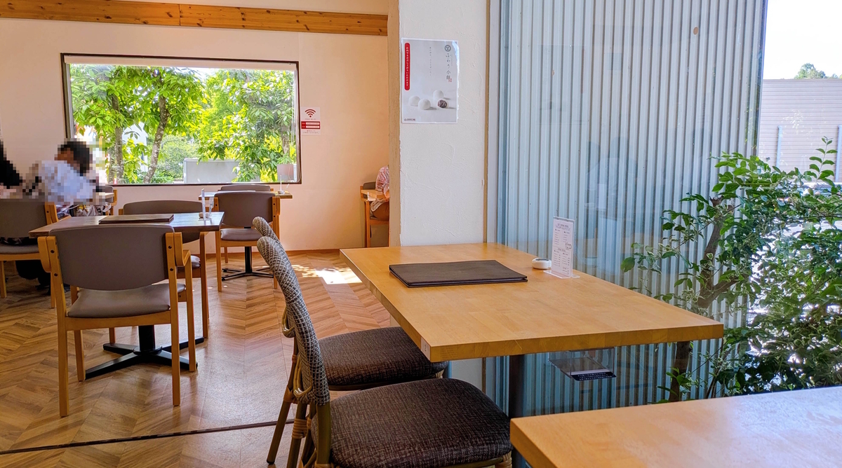 自然光が差し込む明るい店内。木のぬくもりと緑の眺めで、ゆったりくつろげる空間です