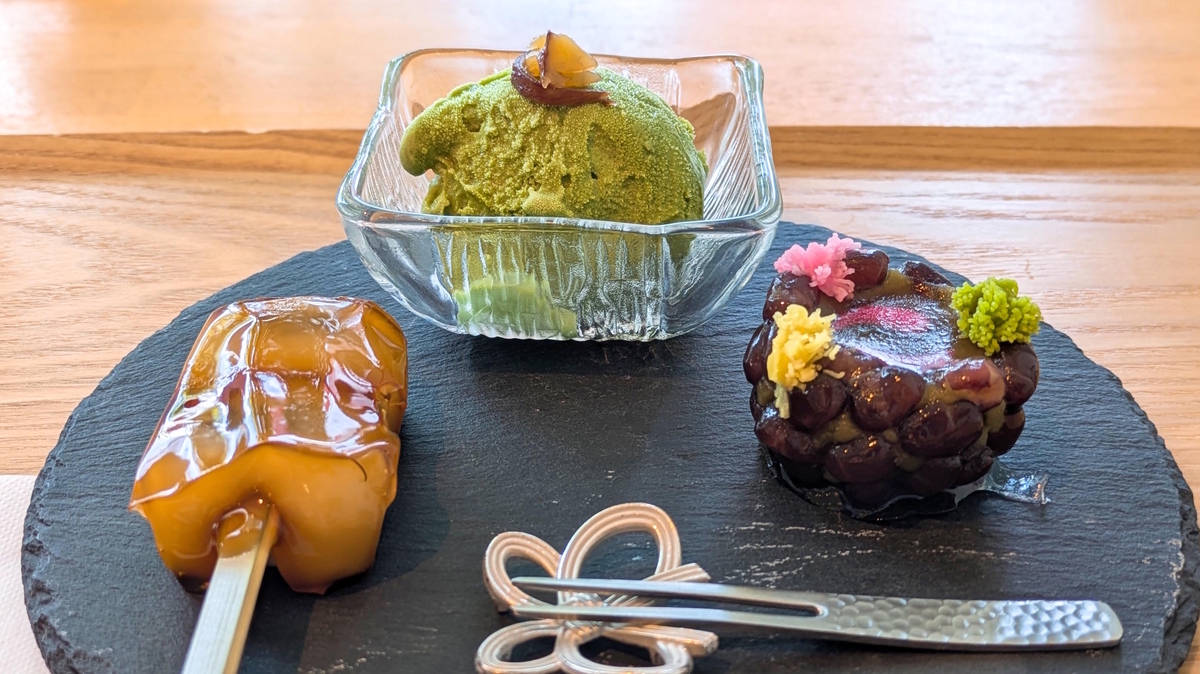 黒いスレートに映える和(なごみ)プレート750円。抹茶ジェラート・みたらし団子・上生菓子の三点セット