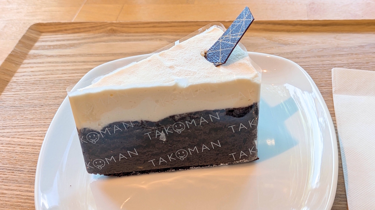 レアチーズガトーショコラ540円。上層はなめらかなレアチーズ、下層はほろ苦いガトーショコラの二層仕立て