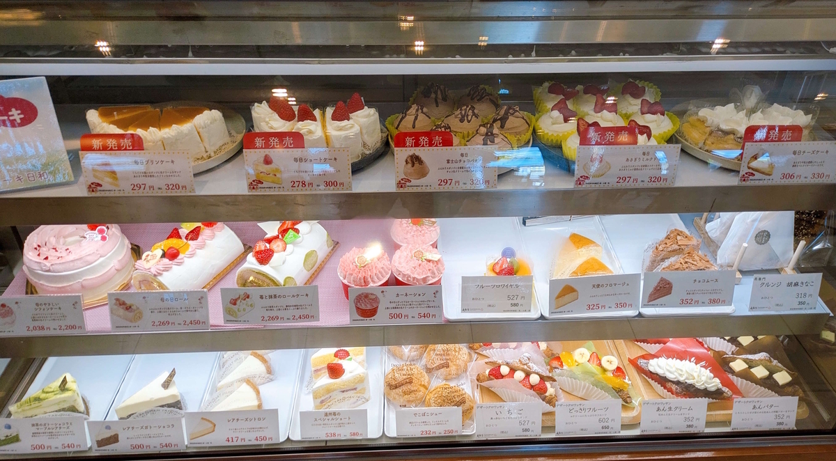 ショーケースから好きなケーキを選べるのも楽しみのひとつ。