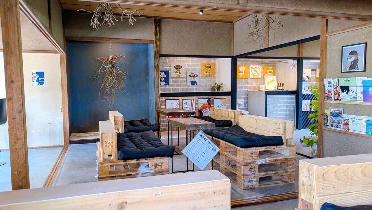 パレット家具とアート作品が並ぶ、センスあふれる店内