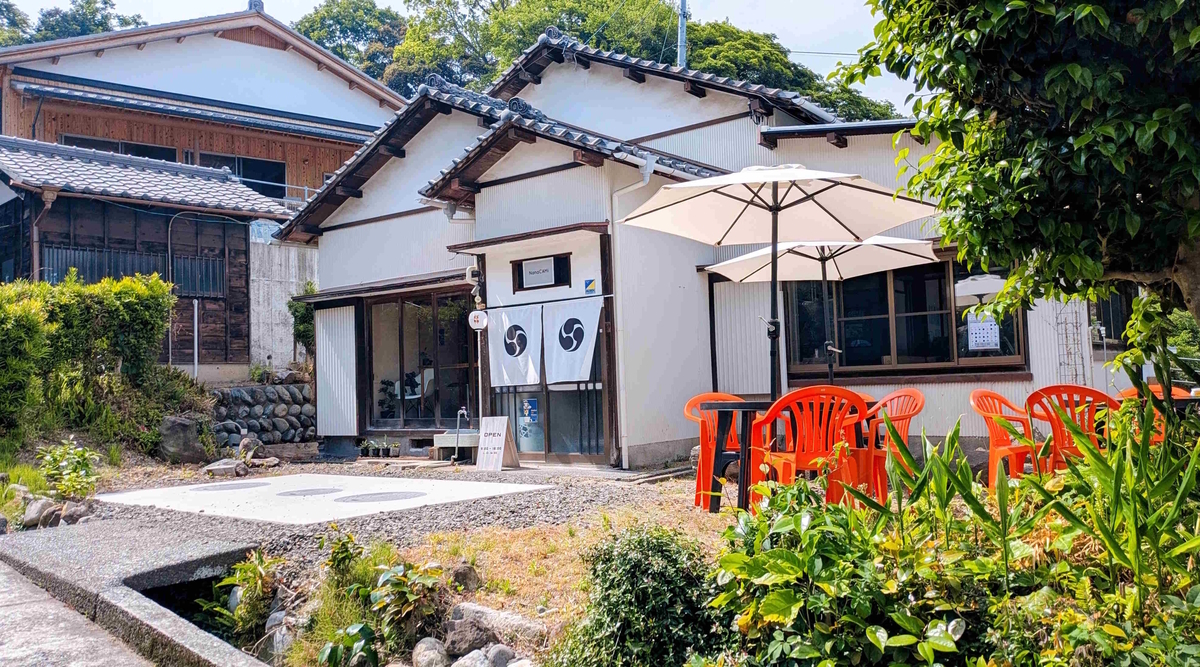 最明寺境内から見たNanaCAMiさんの外観。緑に包まれた古民家が印象的