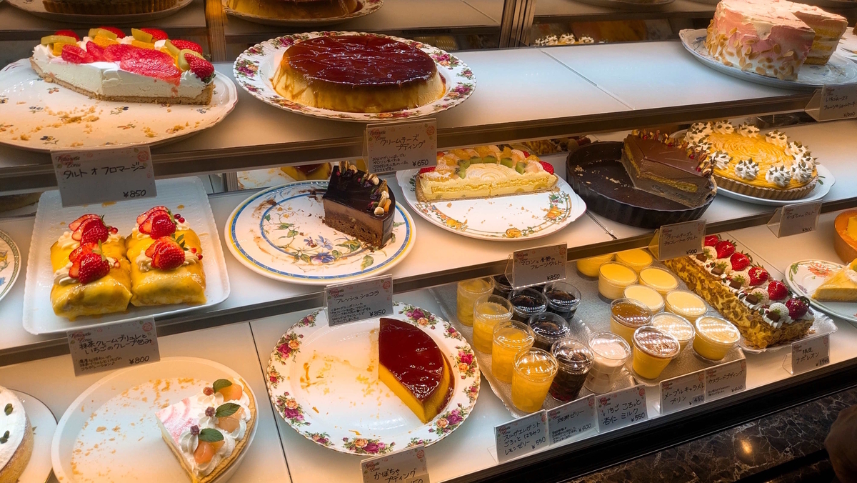 ショーケースにずらり並んだケーキたち。種類の豊富さに思わず迷ってしまう
