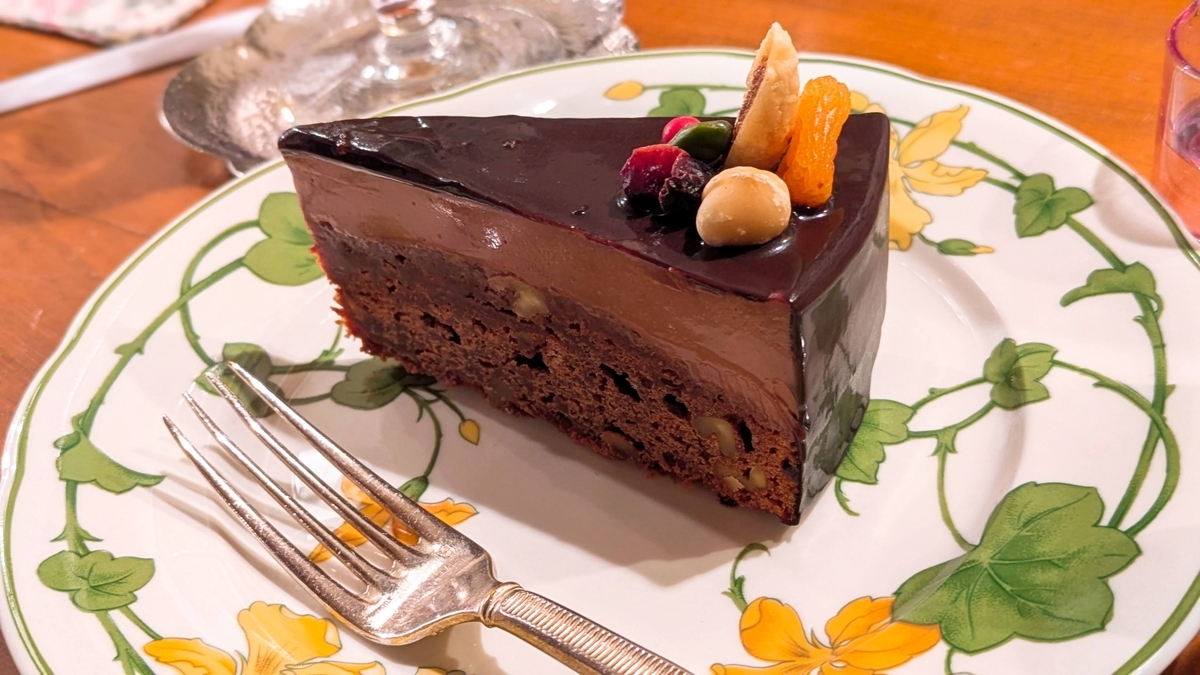 つやのあるチョコレートコーティングが印象的