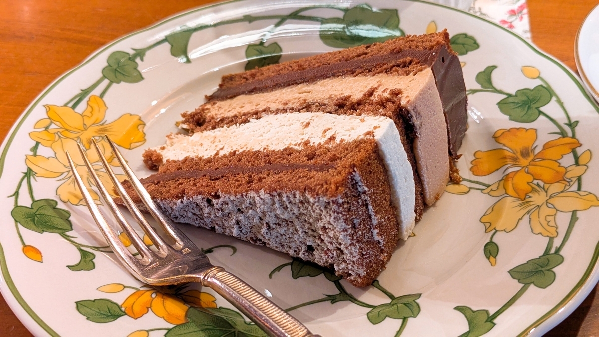 ふわふわのスポンジとチョコクリームの層が絶妙♪