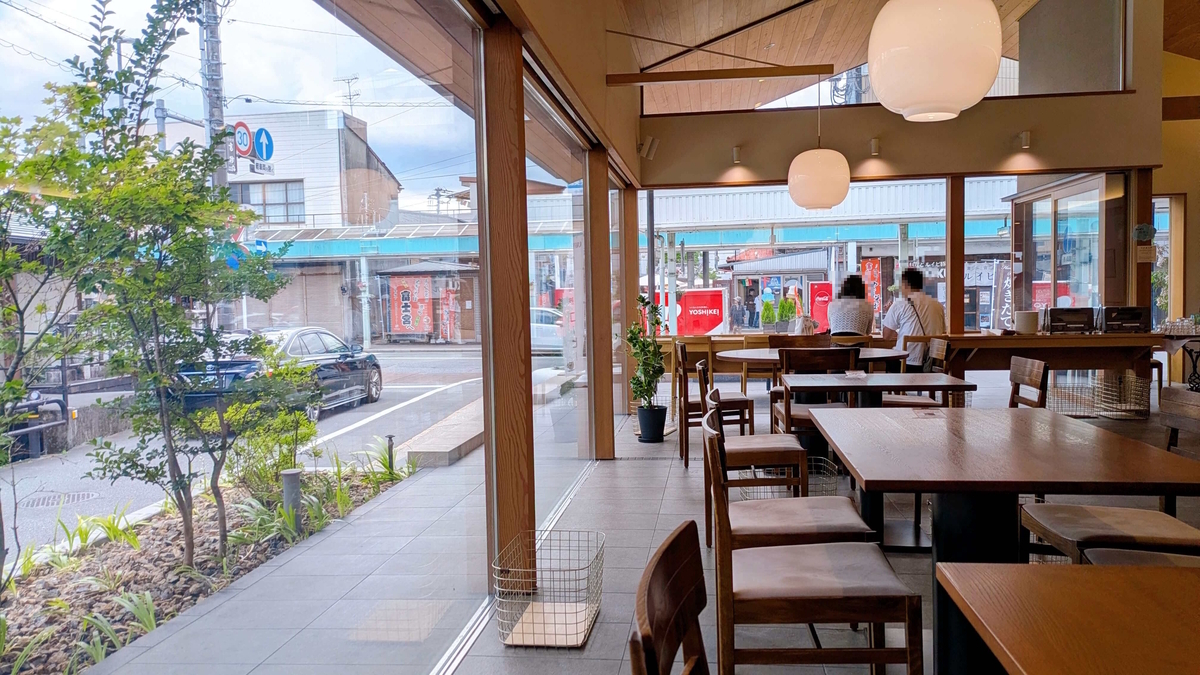 木の温もりを感じる、おしゃれで落ち着いた雰囲気の店内。