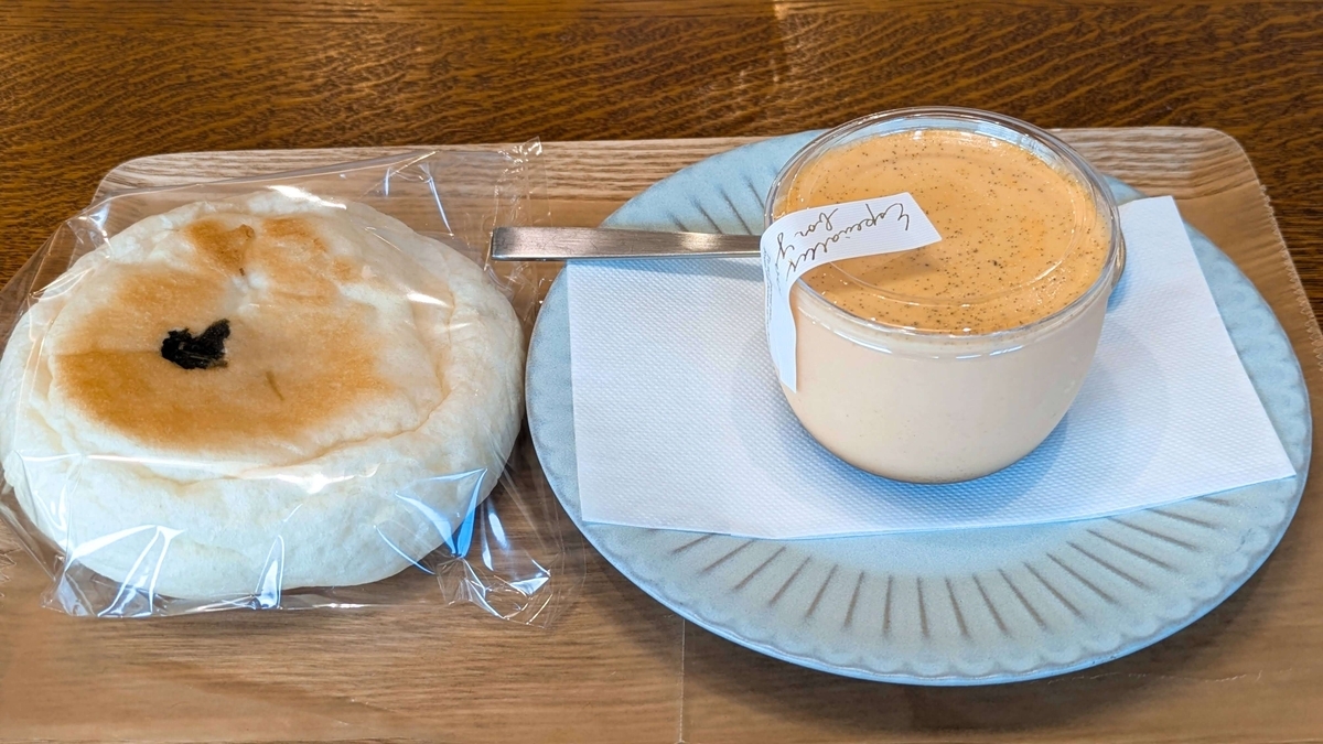 今回いただいた、個人的にイチオシの野沢菜パンとデザートのプリン。