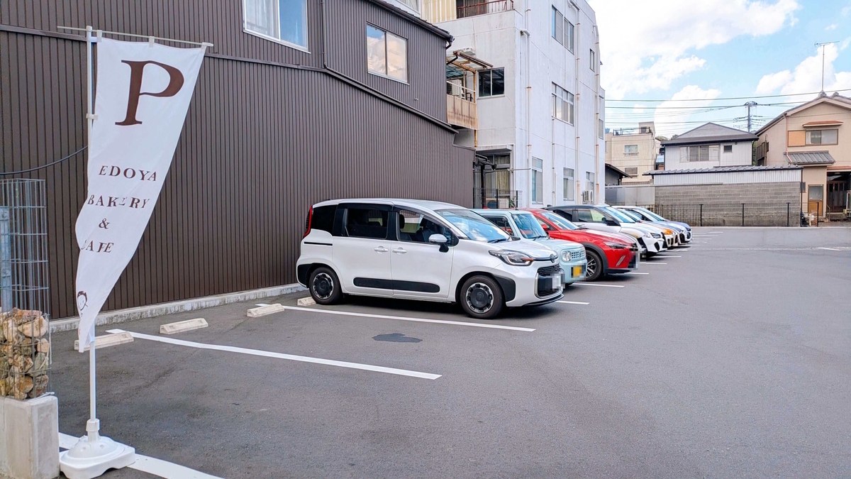 お店のすぐ横にあるので、雨の日でも利用しやすい駐車場。