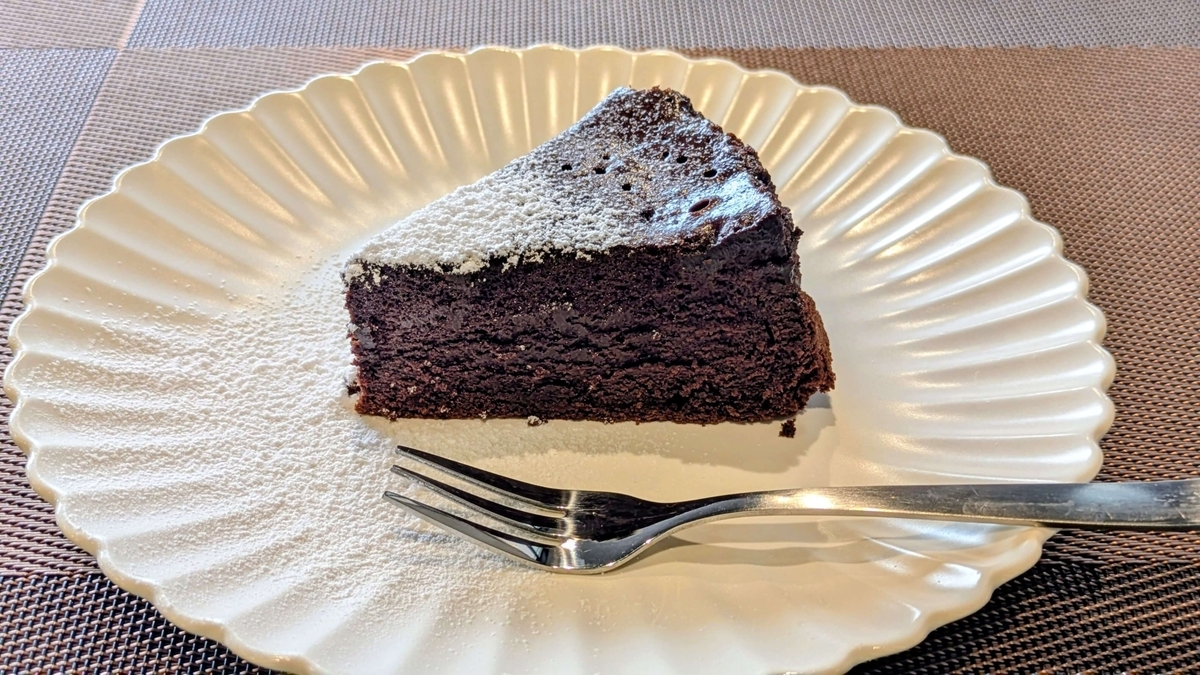 濃厚ガトーショコラ。しっとり濃厚な口どけで、甘さ控えめな大人の味わい