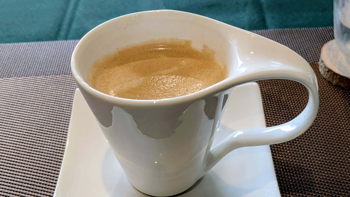 注文したホットコーヒー。きめ細かな泡が立っていて見た目にも美しい一杯