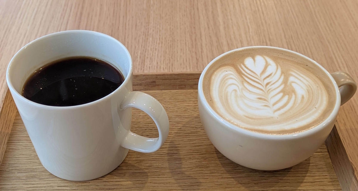 アメリカーノとカフェモカ。左のアメリカーノは苦味しっかり、右のカフェモカには美しいラテアート。