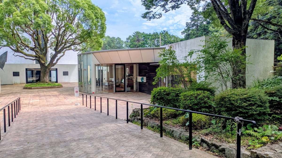 木々に囲まれた美術館の建物。避暑地のような静けさ