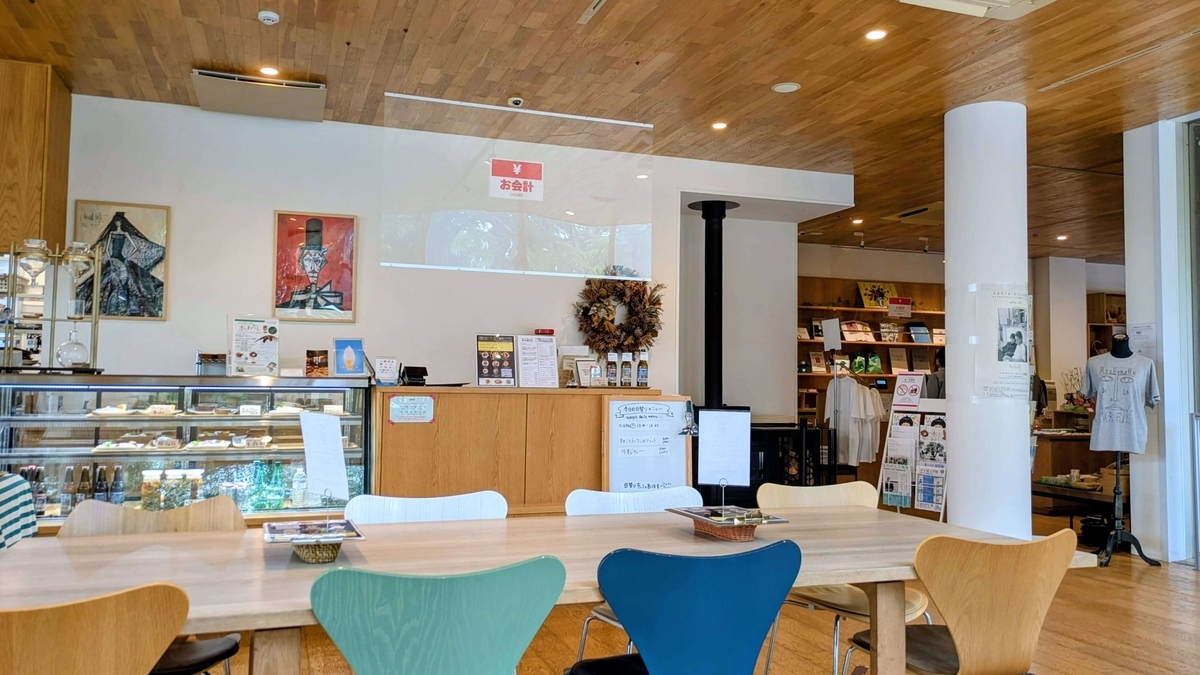  木のぬくもりを感じる店内。アートが飾られ、雑貨コーナーへと続きます