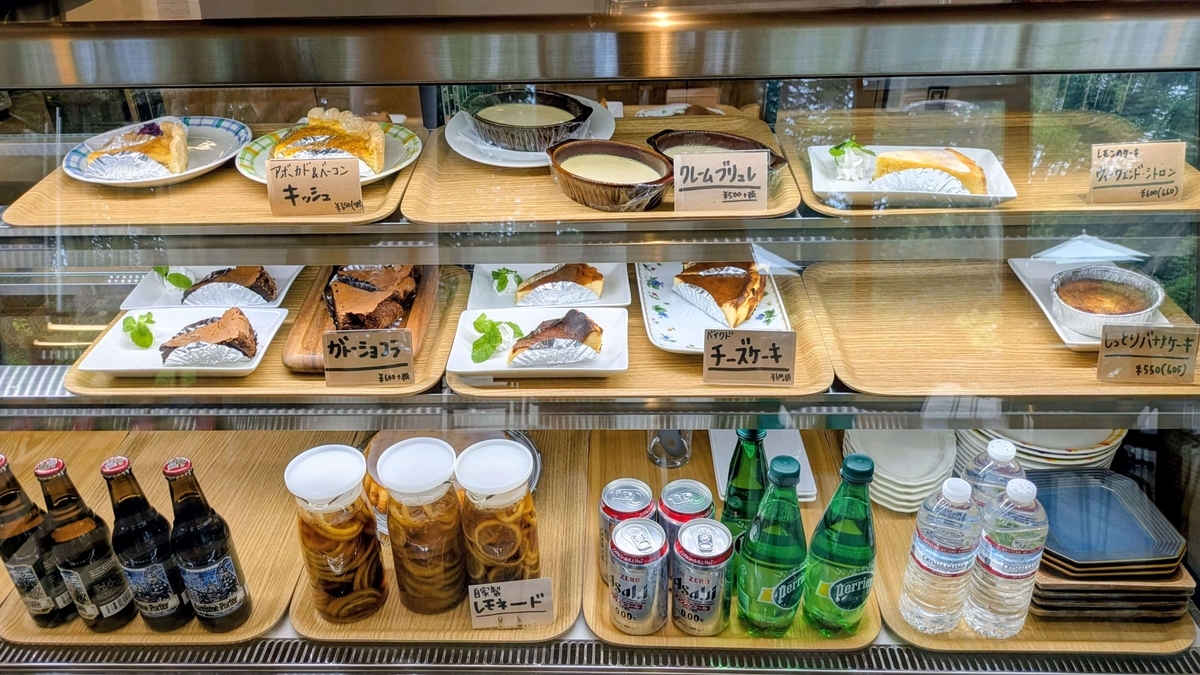 ショーケースにはケーキやキッシュがずらり。目移りしてしまいます