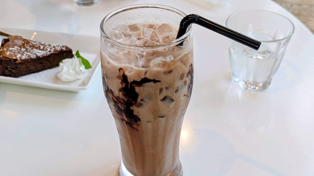カフェモカ（アイス）。ココアの風味がしっかり効いています