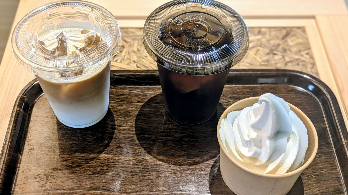 注文したアイスカフェラテとアイスコーヒー、ミックスソフト