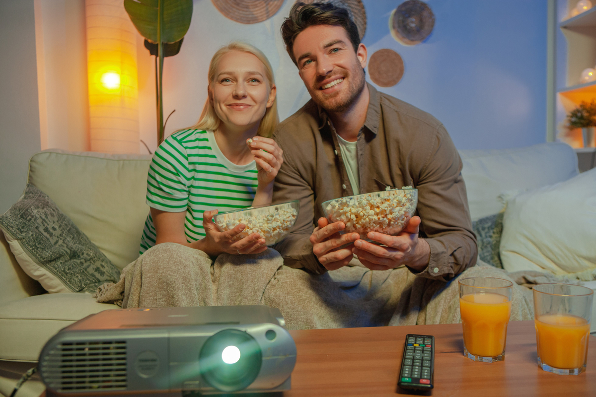 alt="プロジェクターで映画を観ているカップル"