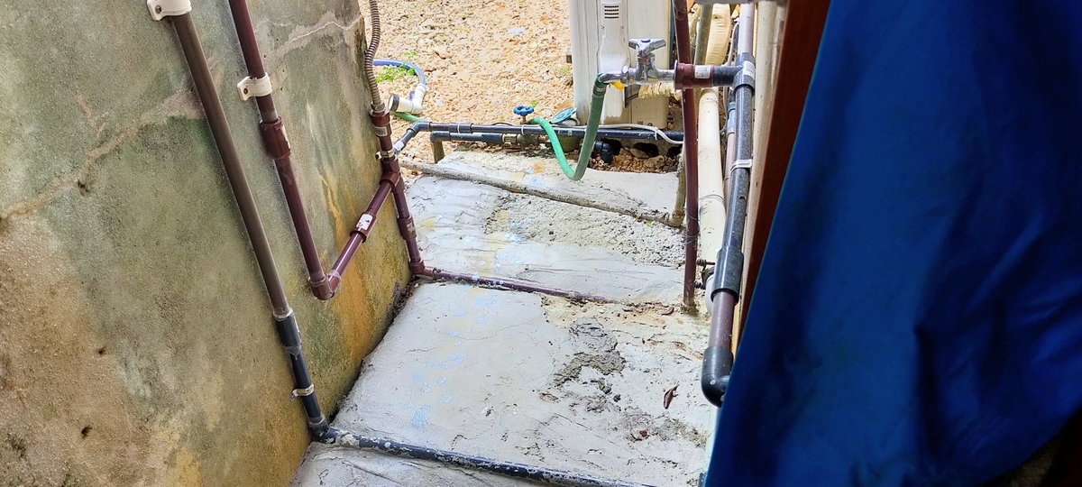 水道管工事をして裏口から裏庭へ開通