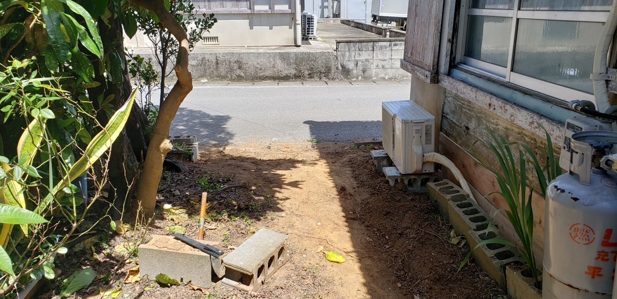 木を伐採し車を駐車するスペースを確保