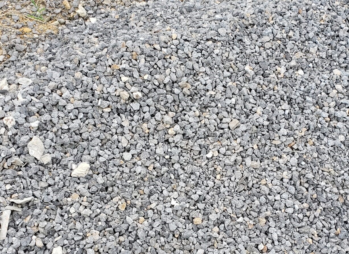 大量の砂利