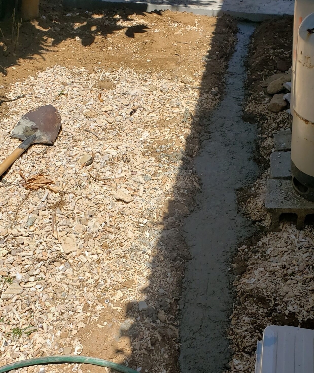 風呂場排水管をコンクリート補強中