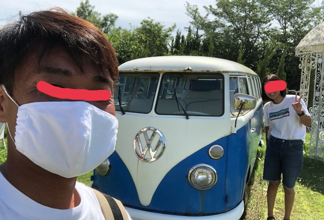 仕事に心身疲れた男性（左の人）