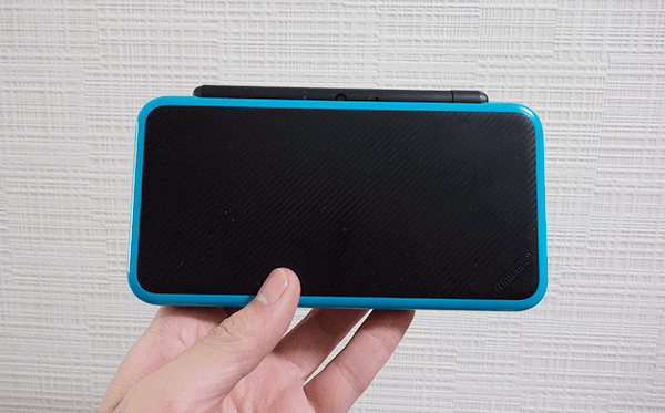 New 2DS LLの持ちやすさ説明(折りたたみ時) New 2DS LLの持ちやすさ説明(折りたたみ時)