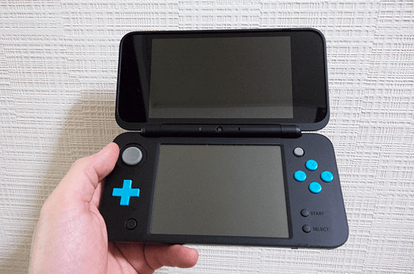 New 2DS LLの持ちやすさ説明(プレイ時) New 2DS LLの持ちやすさ説明(プレイ時)