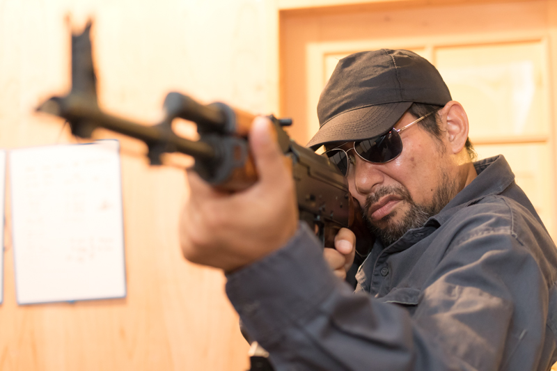 ガンマニアが夜な夜な集う「シューティングカフェ Guns」に元自衛官が挑む!【名古屋栄4丁目】