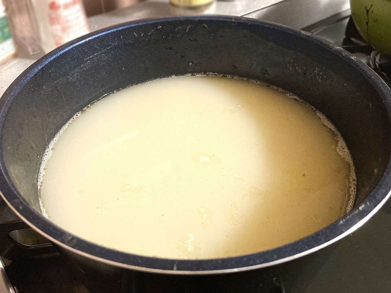 数時間煮込むだけで濃厚鶏白湯スープが大量に錬成できる 冷凍鶏ガラパック でラーメンやカレーを作ってみた メシ通 ホットペッパーグルメ