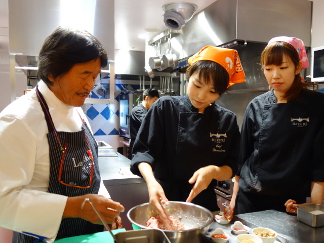 鉄人 坂井宏行シェフの店でバイト体験 まかないメシ のロールキャベツはやっぱり絶品だった メシ通 ホットペッパーグルメ