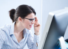 PCの前で困っている女性